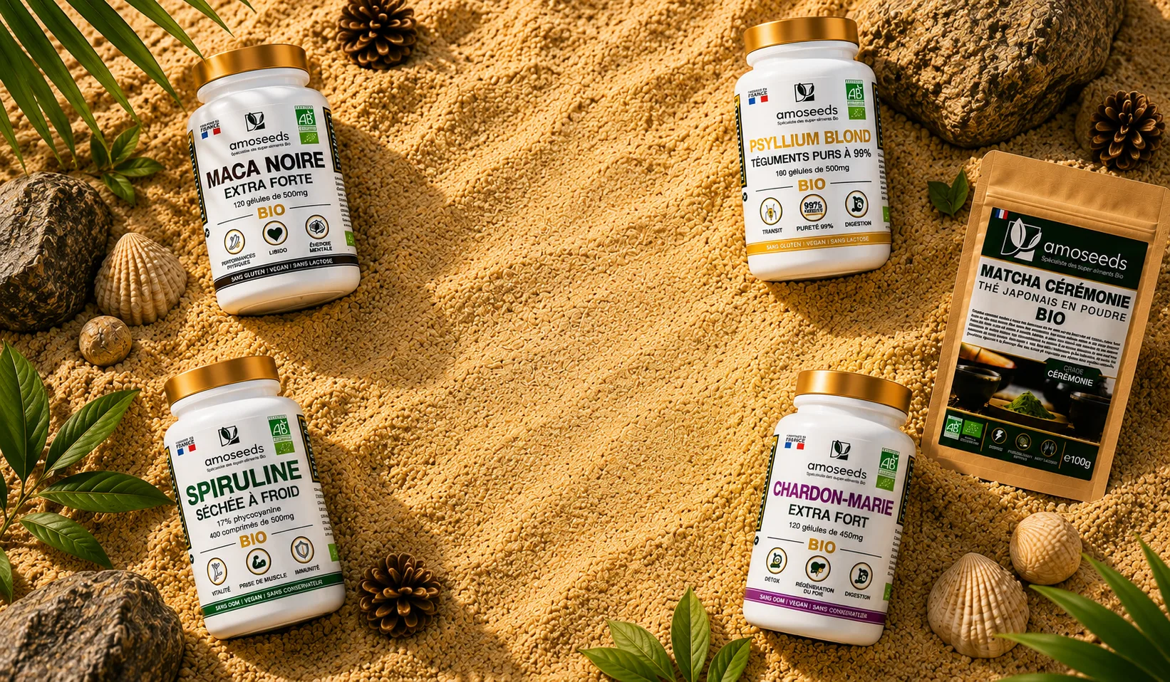 La gamme d'actifs bio amoseeds sur le sable — Maca noire, Psyllium blond, Matcha cérémonie, Spiruline et Chardon-Marie